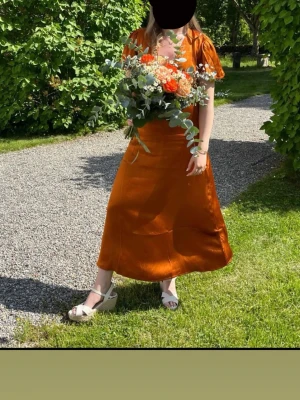 Finare klänning  - Jag säljer den här då jag köpte två likadana fast den jag har på mig på bilderna är i storlek xs och den som jag säljer är i storlek S då Jag var osäker på vilken jag skulle ha på mig, då jag hade den på bröllop som brudtärna. (Den är helt oanvänd)