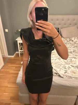 Svart klänning - En svart klänning som man kan ha på axlarna eller off shoulder (se bild). Aldrig använd, storlek 38 men passar som en s
