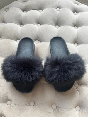 Svarta tofflor med fluff - Riktigt snygga tofflor som går o använda när som helst. Säljer pga inte kommer till användning längre!