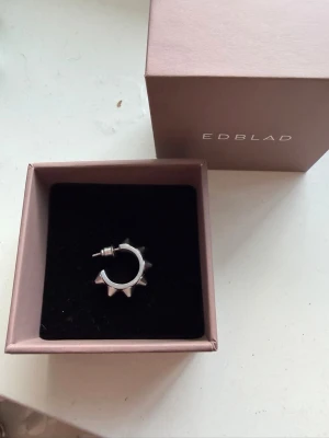 Silvrigt örhänge med nitar från Edblad - Säljet ETT örhänge ifrån Edblad då jag tappar bort de andra🫣