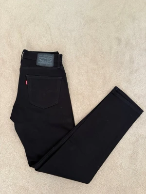 Levis 511 - Säljer mina snygga Levis 511 i färgen svart och strl 30/32. Inga defekter eller liknande! Hör av vid funderingar