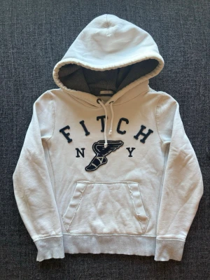 Abercrombie & fitch hoodie ~ 2000’s YK2 - Säljer nu denna Abercrombie & Fitch hoodien | st S ~ 170–180cm | passar perfekt nu till kyligare dagar! Modellen produceras inte längre och är därav mycket eftertraktad | kan även gå ner lite i pris vid snabb affär🍁🫶