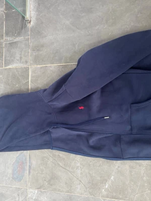 Mörkblå polo zip up  - Mörkblå polo Ralph lauren zip up. Knappt använd pågrund av att storleken vad för liten.