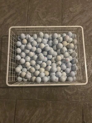30 mixed golfbollar - 30st blandade golfbollar. Perfekt för dig som vill öva golf eller behöver extra bollar till träningen. Golfbollarna är av standardstorlek och har klassiskt dimple-mönster. Alla bollar är tvättade och spelas med som nya