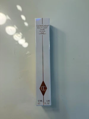 Charlotte Tilbury Glowgasm Beauty Light Wand - Peachgasm ✨ - Säljer Charlotte Tilbury Glowgasm Beauty Light Wand i nyansen Peachgasm (12 ml)! Helt ny och oöppnad i originalförpackning 💖 Ger kinderna superfin lyster och en fräsch peachy färg!  Nyans: Peachgasm  Skick: Helt ny / oöppnad  Volym: 12 ml
