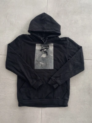 Snygg hoodie svart - Hej! En snygg hoodie ifrån the cool elephant med snyggt tryck! Storlek S | skick 8,5/10 | färg svart | en snygg hoodie som passar till utmärkt till absolut allt i vardagen🍾hör av dig vid mer frågor eller funderingar🕺mvh Gradioso 