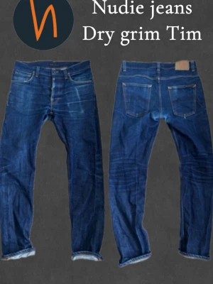  Nudie Jeans Dry Grim Tim - Hej! Säljer nu dessa feta nudie jeans Dry True navy i modellen grim Tim🔥💯  _________________________________________________  Jeansen har grovt snygga fades samt en telefon slitning på framsidan. Jeansen är dry vilket betyder att de kan få ännu mer snygga och unika slitningar🤩😄 Jeansen är i bra skick med en liten lagning i skrevet  Storlek W:32 L:32  Tveka inte på att slänga iväg ett prisförslag eller meddelande vid någon fundering 🤔🤝