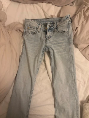 Ljusblå jeans från Cheap Monday - Säljer ett par ljusblå jeans från Cheap Monday i storlek 26/34. 