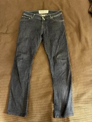 Jacob cohën jeans - Tunna mörkblå jeans från JC, fint skick, Modellen är J622, lite slitningar vid skrevet men inget hål eller så. Hör av dig vid frågor!😊mått kan ges