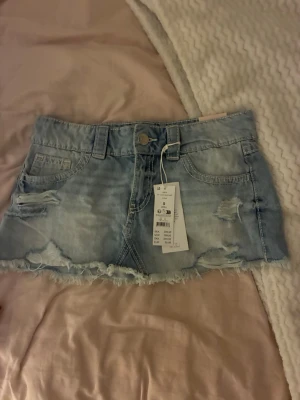 Blå jeanskjol  - Ljusblå minikjol från Gina Tricot, endast testad. Lapp finns kvar, går inte längre att köpa ny. 