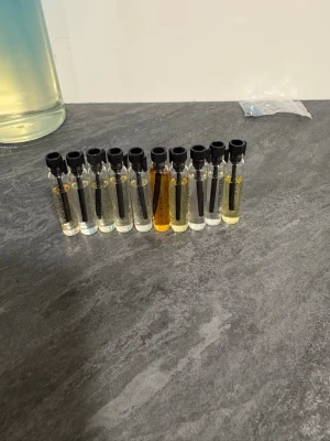 Parfymprover / parfym samples – 10 olika dofter- Essnce - ESSNCE parfymprover – 10 olika dofter  Säljer 10 olika parfymprover från ESSNCE. Perfekt för dig som vill testa flera av märkets dofter och hitta en ny favorit utan att köpa fullstor flaska.  Dofter: Bacco Le Doux Summer Breeze Rose Rose Chocolat Chaud Black Velvet Signature Vang Lady Essnce Jardin de Flora Iconic Flowers Elle La Nuit  Mängden kvar varierar mellan proverna, se bilder. Alla har förvarats mörkt och svalt.  Säljs tillsammans som paket.