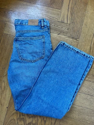 Ljusa blåa jeans - Väldigt fina jeans men tyvärr sitter de lite för tight för mig i midjan, vilket gjort att jag inte använt dem. Raka i modellen! Kan tänka mig gå ner i pris :)