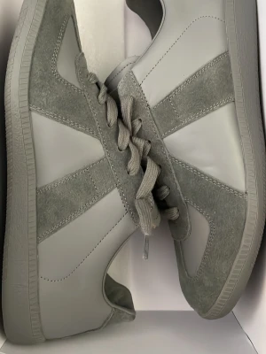 Maison Margiela GATS - Maison margiela GATS i colourwayen Gohst Grey.                                                                      Storlek 44. Sula ca 28,5cm                                Aldrig använda. 