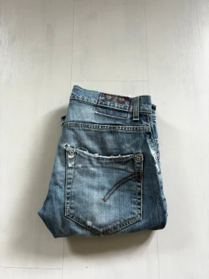 Dondup Jeans 👖  - Ett par riktigt feta Dondup Jeans med slitningar 👖 Dem sitter riktigt bra och är riktigt bra kvalitet👍 Priset är ej hugget i sten så kom med bud🤝