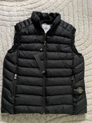 Stone Island Väst - Tja! Säljer en snygg, och oanvänd väst från Stone Island. Västen kom aldrig till någon användning, därmed säljer jag den. Priset går att diskuteras!