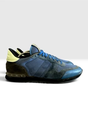 Valentino garavani rockrunners - Snygga valentino garavani rockrunners. Storlek 42 passar 42,5 - 43. Skick - mycket bra - se bilder. Nypris ~7000kr Självklart äkta. Postas inom 24 timmar.