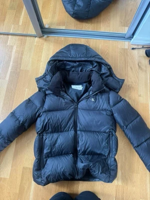 Jacka - En superfin Calvin Klein som är endast använd ett fåtal gånger. Den är i storlek M. Priset är därav att det inte finns tecken på användning och att den köptes för 2800kr! 💞💛