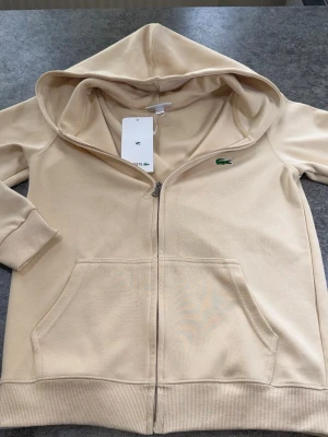  hoodie med dragkedja Lacoste - Jag säljer den hoodie storlek S for mer info kom till DM