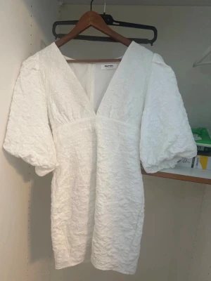 Student klänning från Showpo - Supersnygg vit kort klänning från Showpo perfekt till studenten, den är använd 1 gång och i jätte fint skick.