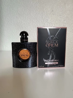 YSL Black Opium parfym  - En feminin och sensuell doft med härliga toner av kaffe, vanilj och vita blommor. Perfekt för dig som gillar en varm, söt date-night parfym. Origanlpris: 1199 kr. Parfymen är testad men säljer för mycket billigare pris💗