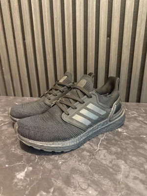 Ultra Boost 20 - Väldigt bra skick och använda få antal gånger 