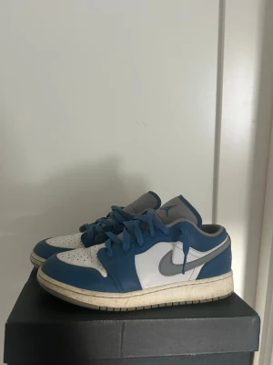  Air Jordan 1 Low  - Säljer ett par Nike Air Jordan 1 low true blue i storlek 38. 