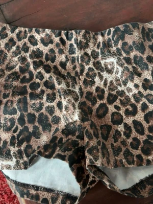 Leopardmönstrade shorts - Säljer ett par snygga shorts med leopardmönster. Aldrig använda, lappen sitter kvar.