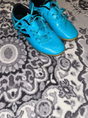 Futsal skor Adidas - Ljus blå Adidas Futsal skor. Dom är använda men i ganska bra skick ändå. Size 40 men är lite tajta.