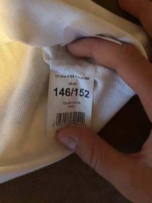 Cubus Vit pikéskjorta i bomull - Säljer en klassisk vit pikéskjorta i mjuk bomull. Skjortan har ribbad krage och är perfekt för en clean och enkel stil. Passar dig som gillar tidlösa plagg och vill ha något som funkar till det mesta.