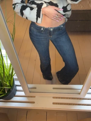 Mörkblå bootcut jeans med låg midja - Säljer ett par mörkblå bootcut jeans med låg midja och klassisk femficksmodell. Jeansen har en snygg tvätt och utsvängda ben, en midja som ser lite ”klippt” ut och samma längst ned på benen. Anledningen till att jag väljer att sälja dessa snygga jeans är för att dem tyvärr är i fel storlek, så har bara testat dem en gång.