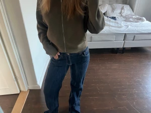 Vida jeans  - Lite slitningar längst ner.