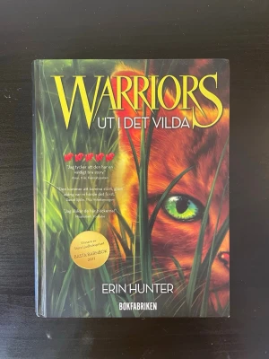 Warriors: Ut i det vilda - Warriors: Ut i det vilda av Erin Hunter är en spännande fantasybok om klankatter och deras äventyr i skogen. Boken är den första av över 90 böcker som skrivits i warriors-universumet då man får följa huvudkatten genom spännande äventyr. Jag säljer den för att jag inte längre läser dem och inte har gjort det på väldigt länge. Boken är i fint skick. 