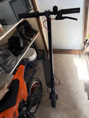 Xiaomi scooter - Säljer en svart elscooter med skivbroms bak, röd bromskabel och reflex baktill. Scootern har bred fotplatta och robusta hjul, perfekt för att ta sig fram snabbt i stan. Laddas enkelt via eluttag och har handbroms på styret.