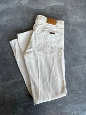 Nudie jeans- Gritty Jacksson dirty white - Säljer vita Nudie jeans som är sparsamt använda utan defekter.  W32 L34 (herr)  Hemsidans beskrivning: classic regular straight jean, featuring a mid-waist, a slimmed hip, and a straight leg. The fusion of a mid-waist and well-proportioned leg room creates a traditional jean silhouette.