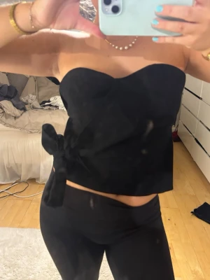 Bandoutopp med knyte  - Så najs topp från bikbok som jag endast fick andvönding en gång. Den är helt ny i storlek 38 men passar en S. Nypriset är 499kr.