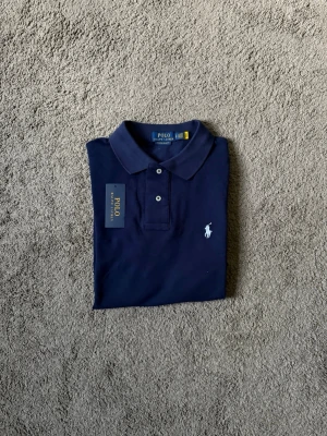 Marinblå pikétröja från Polo Ralph Lauren - Hej! Säljer nu denna piken från polo Ralph lauren. Använd 1-2 gånger, storlek S pris kan diskuteras vid snabbaffär och självklart tvättas den alltid innan försäljning 😄