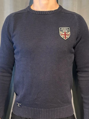 Morris tröja - 👕Plagg : Tröja                                                                                  👕Märke : Morris                                                                                      📏 Storlek : S                                                                                     ✨ Skick : Väldigt bra                                                       🧍‍♂️Modellen är 180cm