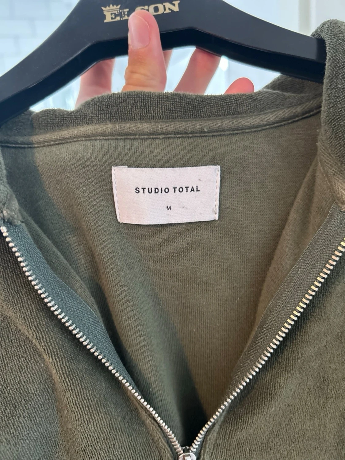 Mörkgrön frotté t-shirt med half zip - 2