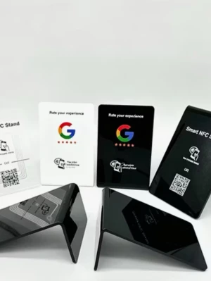NFC Google Recension Stativ & Kort - Snygga NFC-stativ och kort i svart och vitt för att enkelt samla Google-recensioner. Tillverkade i plast med tryckt Google-logga och QR-kod. Perfekt för företag som vill ha smidig kundfeedback via mobil. Finns i både rektangulär och rund form.