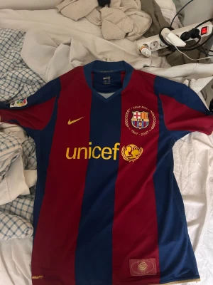 Barcelona 2007/08 tröja - Tröjan är köpt på camp nou och är i hyfsat skick spelaren på ryggen ska vara dos santos men tyvärr så har trycket försvunnit med åren 