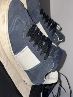 Valentino flycrew  - Säljer nu ett par valentino flycrew i hyfsat bra skick. Skorna är i storlek 39,5 men skulle säga att dem passar upp till 41. Pris kan diskuteras vid snabb, smidig affär. 