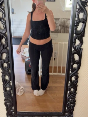 Svarta bootcut leggings - Säkjer ett par super sköna och fina yoga pants ifrån Gina, dem är flitigt använda men inget slitage på dem och är i mycket bra skick:) 
