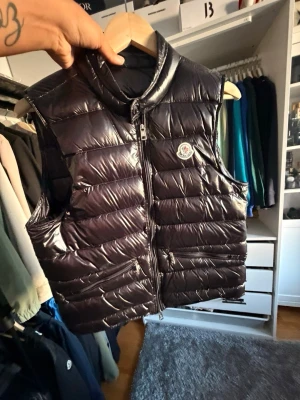 Svart dunväst från Moncler - De är en A kopia!! Västen är i storlek S och är endast testad. 