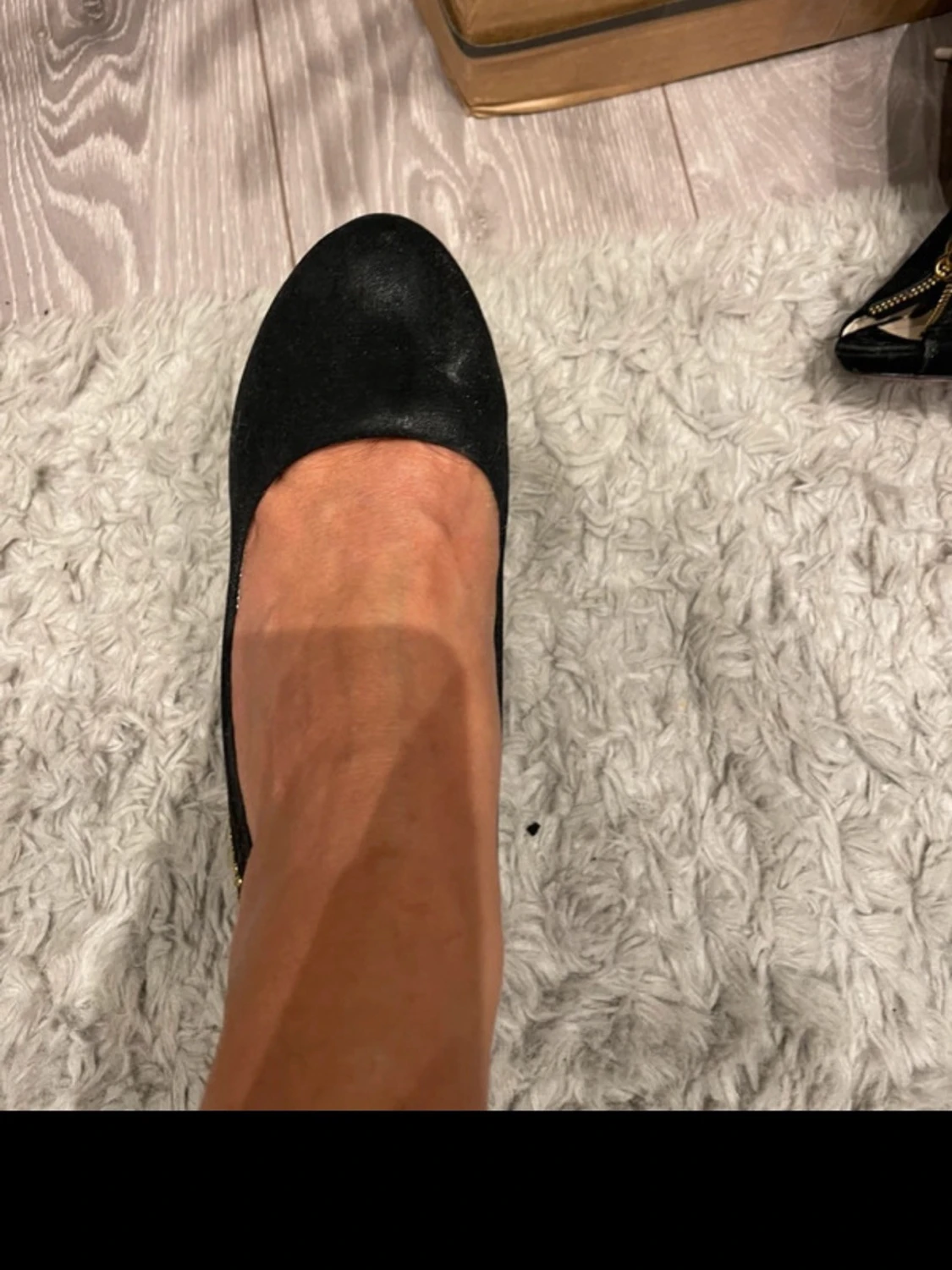 Svarta pumps med gulddetaljer - 1