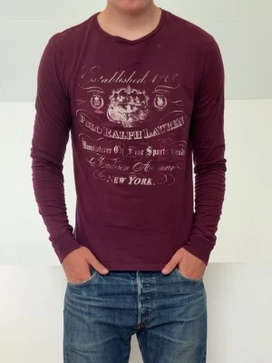 Vinröd Ralph Laurent Long Sleeve/långärmad T-shirt - Vinröd Ralph Laurent Long Sleeve/långärmad T-shirt sitter i strl S! Bra skick utan nåra defekter och hör gärna av er vid frågor elr funderingar!!