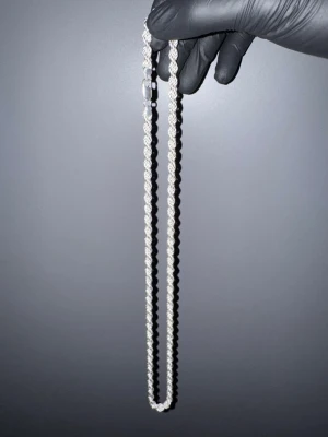 Cordell halsband i äkta 925 sterling silver  - Ett lyxigt smycke för en hel livstid som tål både bad och dusch och som kan putsas upp enkelt ifall det skulle behövas. Blänker som vitt guld!                                      Bredd: 5,4mm                                                                               Längd: 60cm
