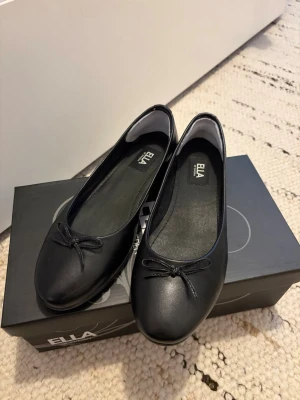 Ballerinaskor av äkta skinn - Säljer dessa superfina ballerinaskor av hög kvalité och äkta skinn samt hälskydd som jag köpte till då de tyvärr var för stora för mig och jag hann inte göra retur. Helt oanvända, både kvitto och kartong finns! Säljes för halva priset då jag gärna vill få dem sålt.