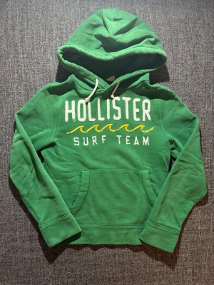 Hollister hoodie ~ vintage  - Sjukt eftertraktad Hollister hoodie ~ vintage modell som inte längre produceras | st S | färg grön | klassisk passform | sällsynt 2000’s modell | OBS kan gå ner lite i pris vid snabb affär! 🏄