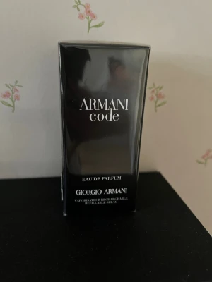 Armani Code Eau de Parfum - Snygg parfym från Giorgio Armani, Armani Code Eau de Parfum. Flaskan är svart med elegant design och tydlig logga framtill. Passar dig som gillar exklusiva och moderna dofter. Perfekt att ha i väskan eller på hyllan. Ord pris: 1400kr