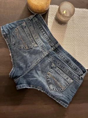 Snygga jeans shorts ❤️ - Skit snygga jeans shorts som jag köpte i London på urban outfiters 2025❤️Har tyvär ej några bilder med dom på, och säljer pga att de är för små 💕Storleken på dom står 28 W vilket jag skulle säga är ungefär M.  Skriv om du har några frågor!🫶🏼